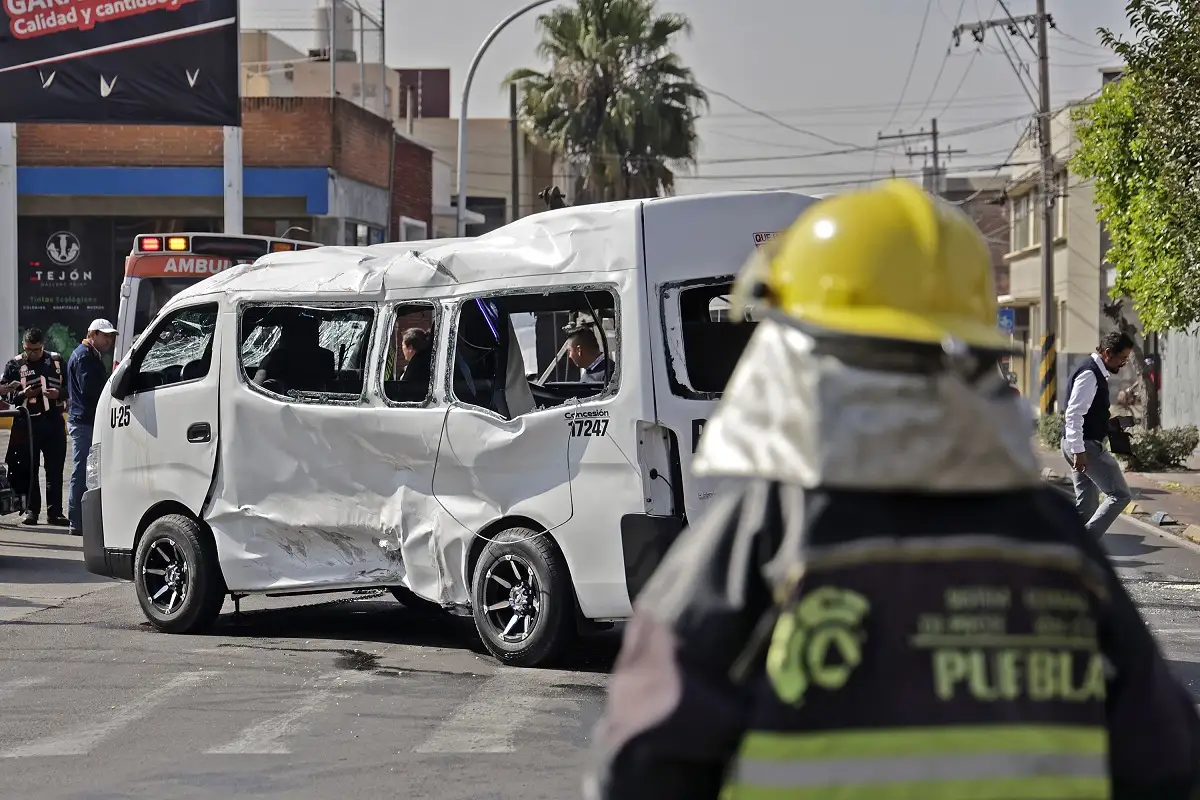 Choque en el Centro Histórico de Puebla deja seis lesionados y una ruta volcada