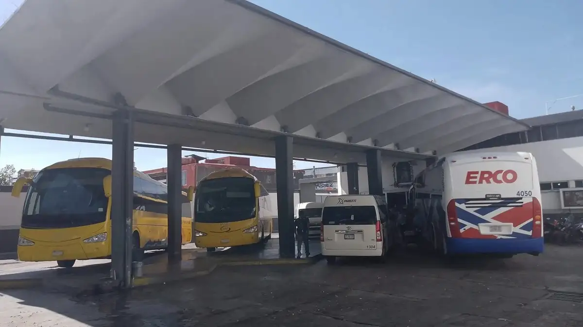 Comando armado asalta terminal de autobuses Oro en la Vía Atlixcáyotl