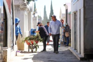 Con acciones de mantenimiento en panteones, Huejotzingo se prepara para el Día de Muertos