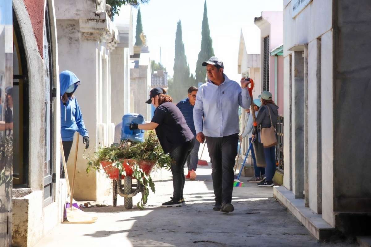 Con acciones de mantenimiento en panteones, Huejotzingo se prepara para el Día de Muertos 1 Con acciones de mantenimiento en panteones, Huejotzingo se prepara para el Día de Muertos