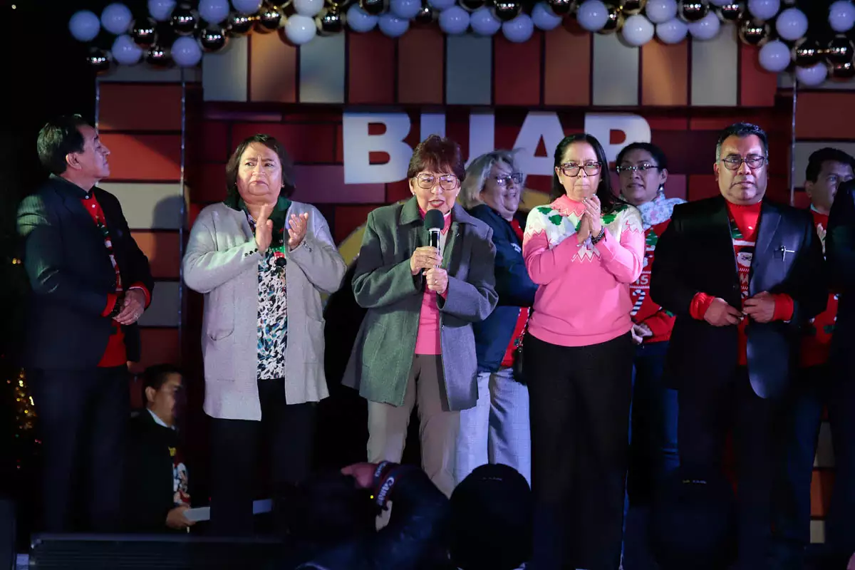 Encienden árbol de Navidad de la BUAP