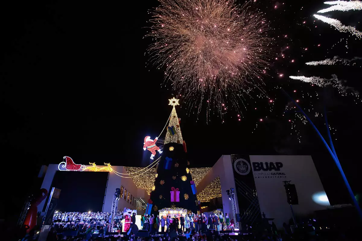 Encienden árbol de Navidad de la BUAP
