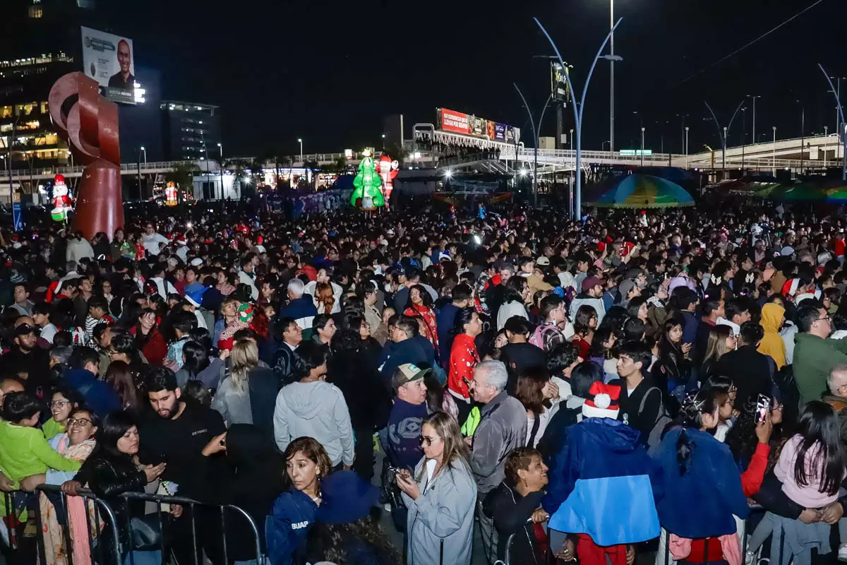 ENCENDIDO ARBOL DE NAVIDAD BUAP 5