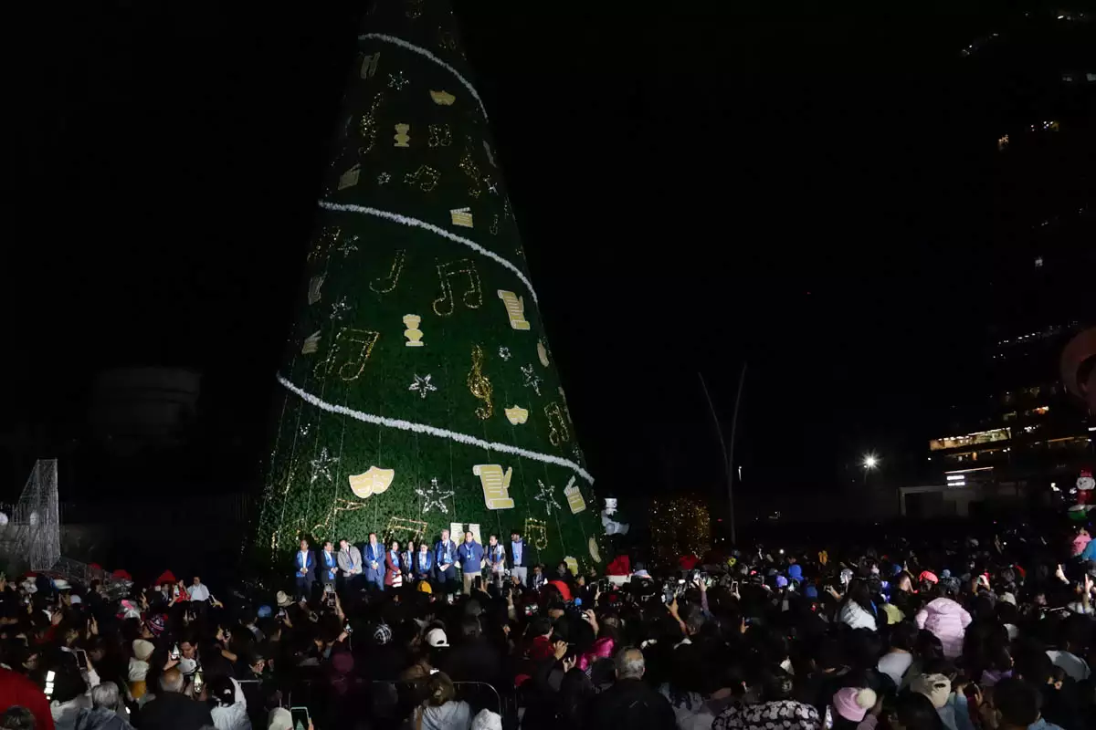 Encienden árbol de Navidad de la BUAP