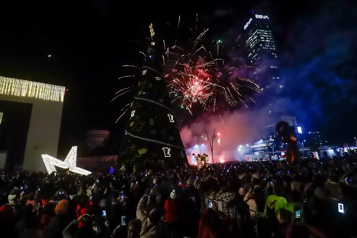 Encienden árbol de Navidad de la BUAP