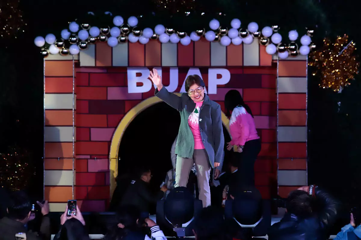 Encienden árbol de Navidad de la BUAP