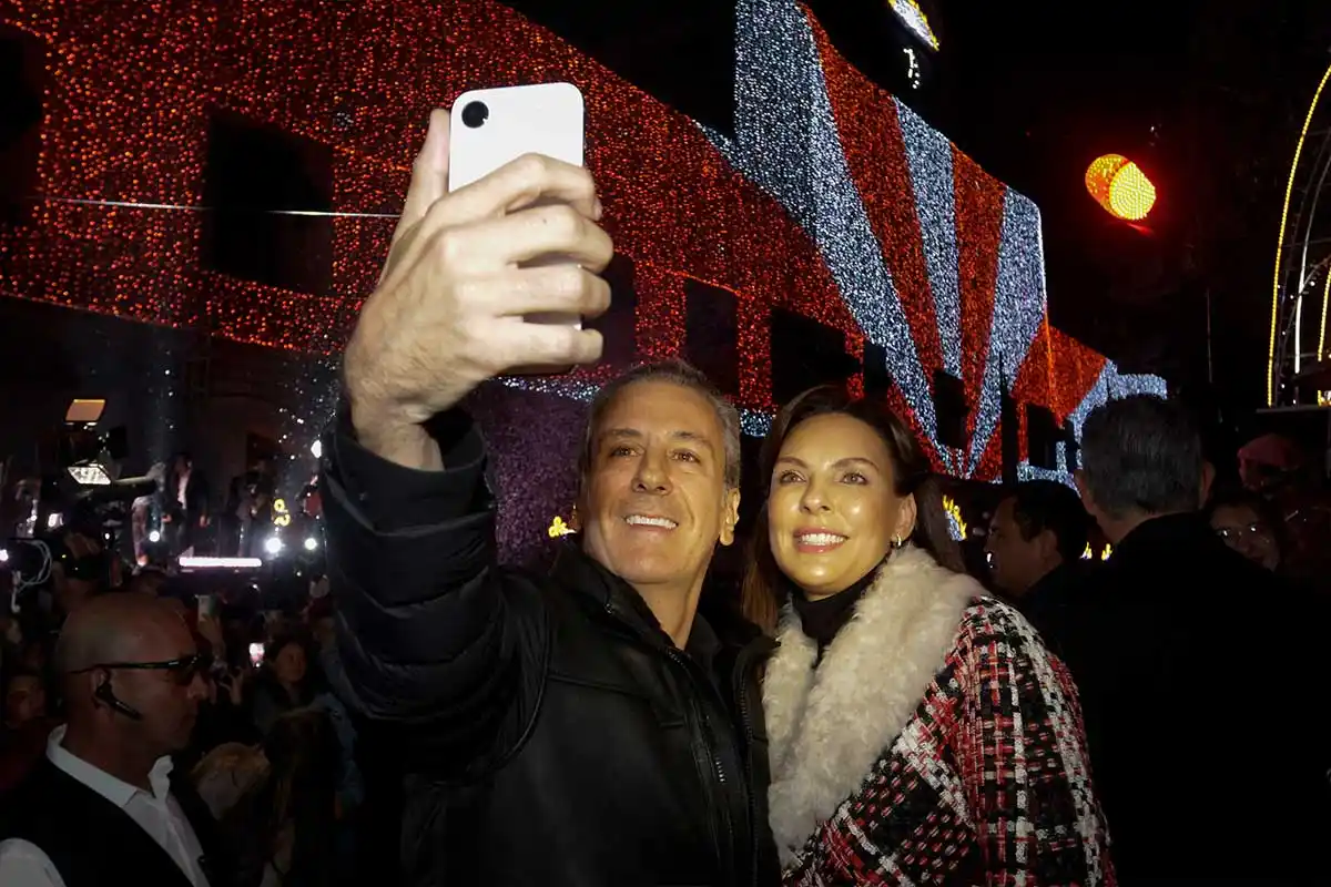 Pepe Chedraui preside encendido del Árbol de Navidad en Puebla