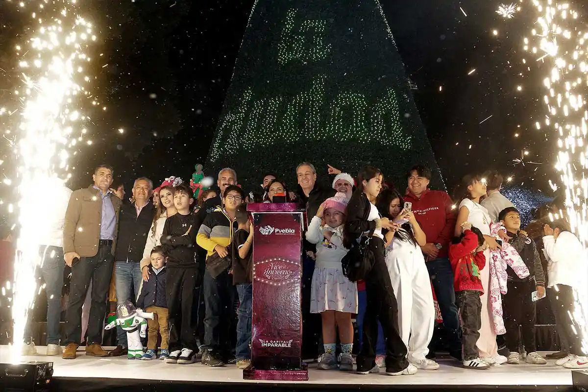 Pepe Chedraui preside encendido del Árbol de Navidad en Puebla