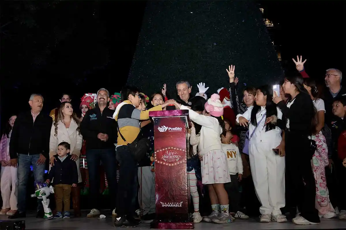 Pepe Chedraui preside encendido del Árbol de Navidad en Puebla