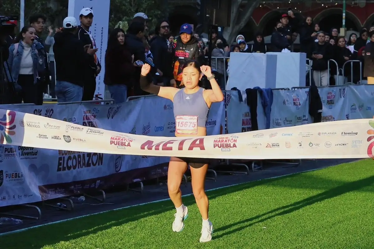 Fiesta deportiva reúne a 20 mil personas en el Maratón de Puebla 2025