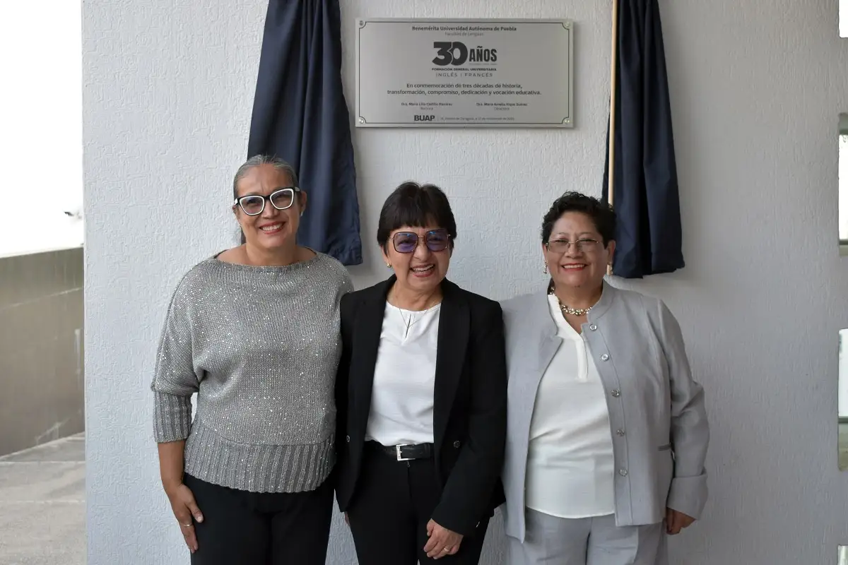 Devela Rectora Lilia Cedillo placa conmemorativa del trigésimo aniversario de la Formación General Universitaria Inglés-Francés
