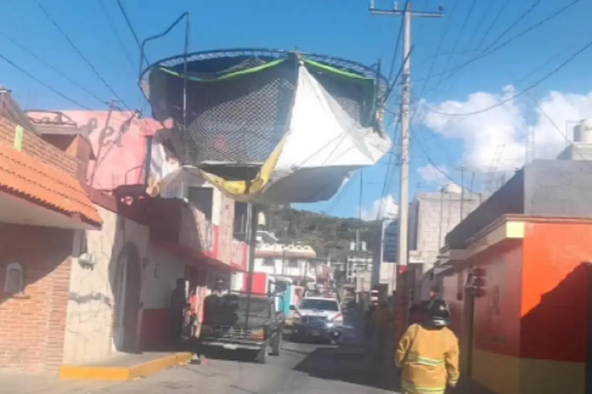 Fuerte viento levanta brincolín en Ciudad Serdán y lo deja atorado en cables de luz