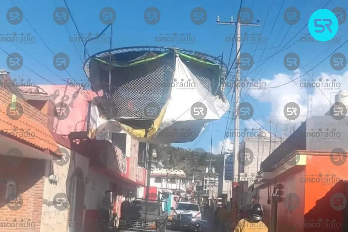 Fuerte viento levanta brincolín en Ciudad Serdán y lo deja atorado en cables de luz 2 Fuerte viento levanta brincolín en Ciudad Serdán y lo deja atorado en cables de luz