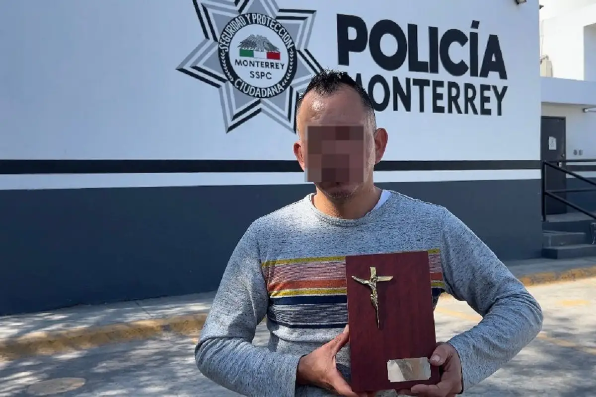 Hombre pierde las cenizas de su madre tras quedarse dormido en un bar