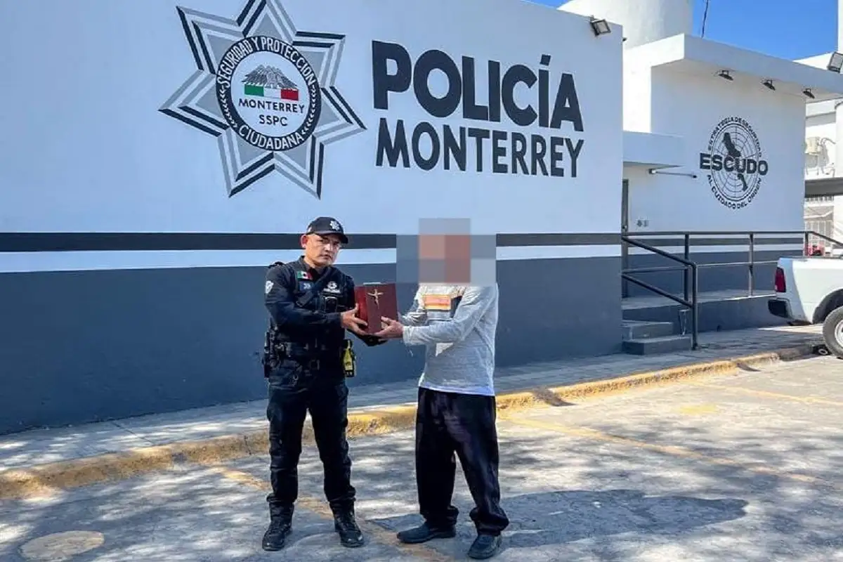 Hombre pierde las cenizas de su madre tras quedarse dormido en un bar