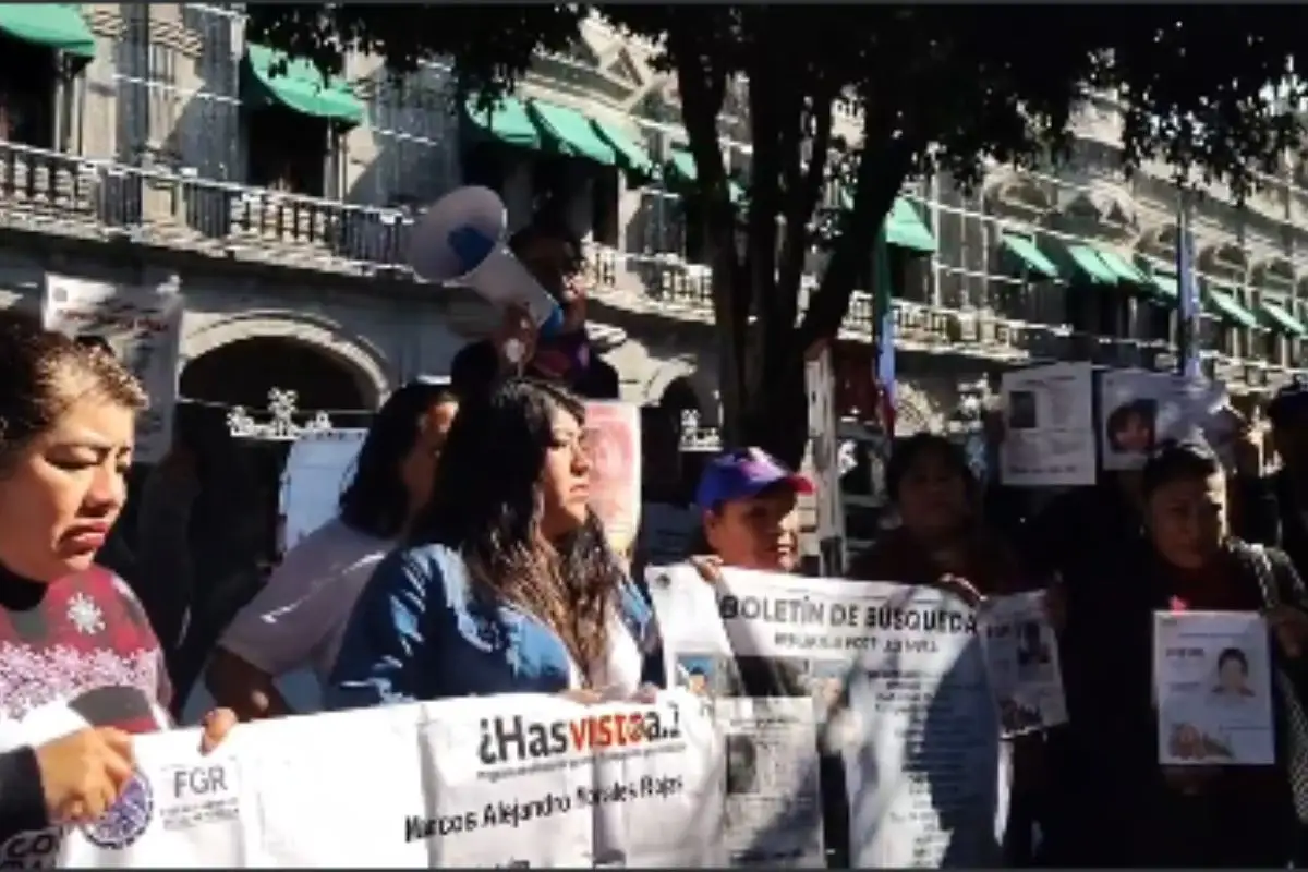 La Voz de los Desaparecidos levanta árbol de la esperanza en el zócalo de Puebla
