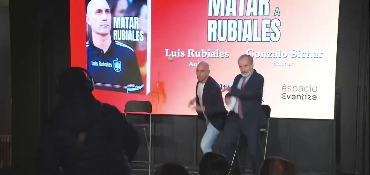 Lanzan huevos a Luis Rubiales en presentación de su libro