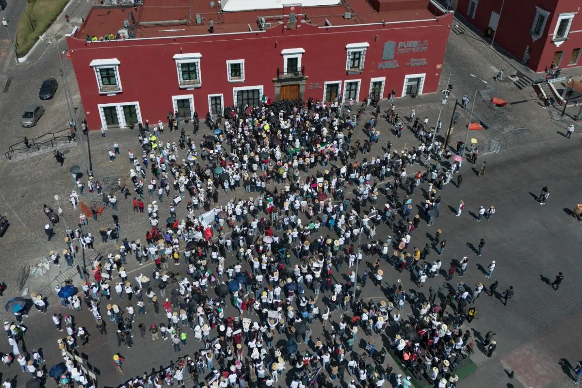 Marcha de la generación Z en Puebla termina con patrulla vandalizada y adulto agredido