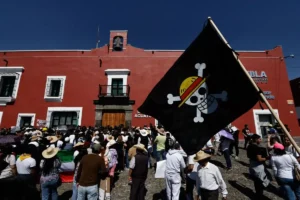 Marcha de la generación Z en Puebla termina con patrulla vandalizada y adulto agredido