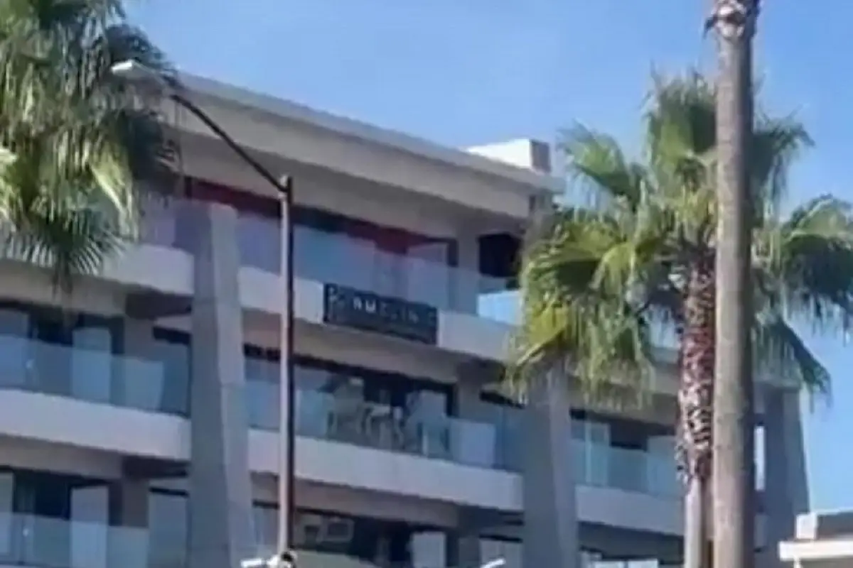 Mujer pierde la vida tras caer desde edificio en plaza de la Vía Atlixcáyotl