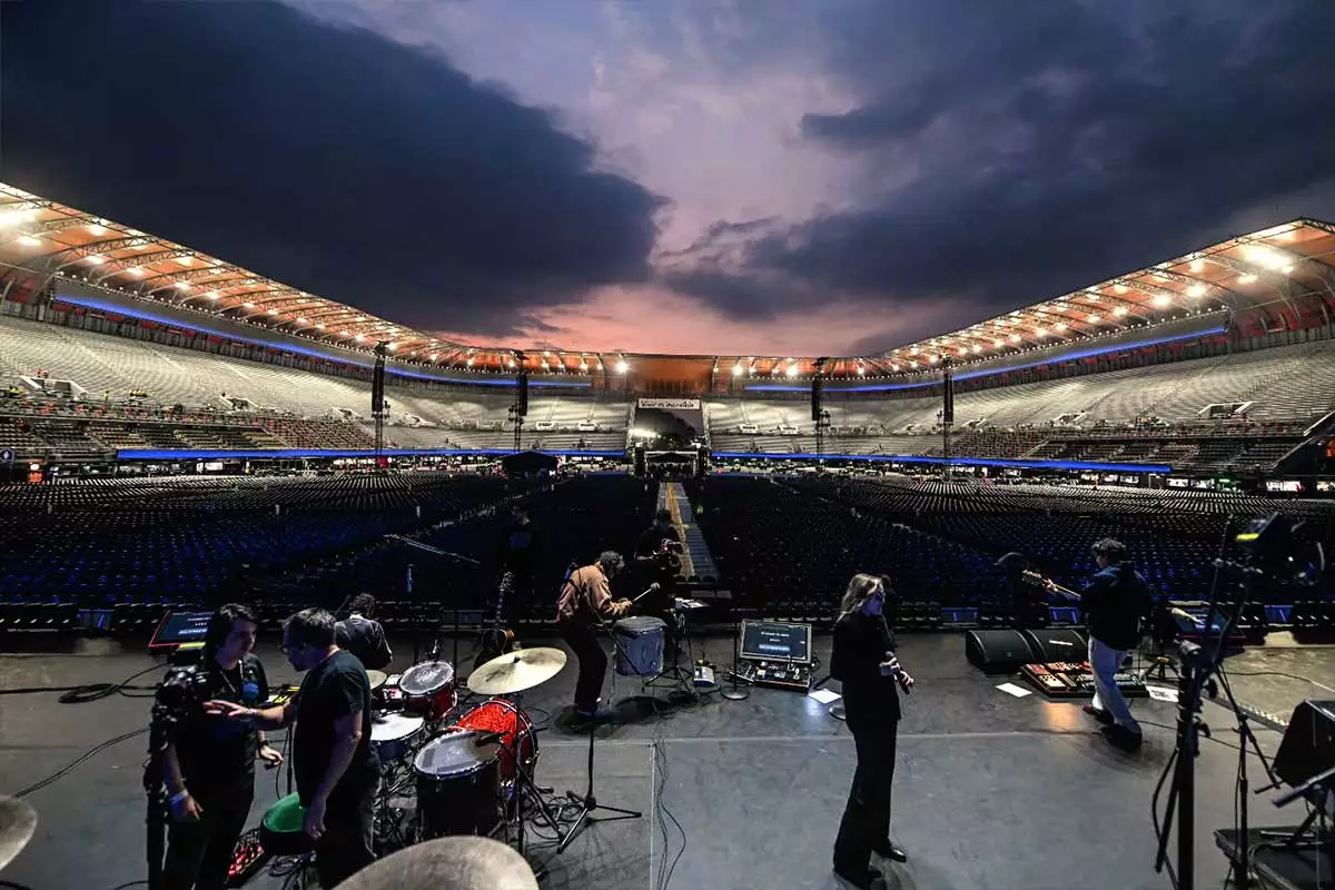 Nuevo disco de Zoe o solista Leon Larregui prende el internet con un misterioso anuncio en X 1