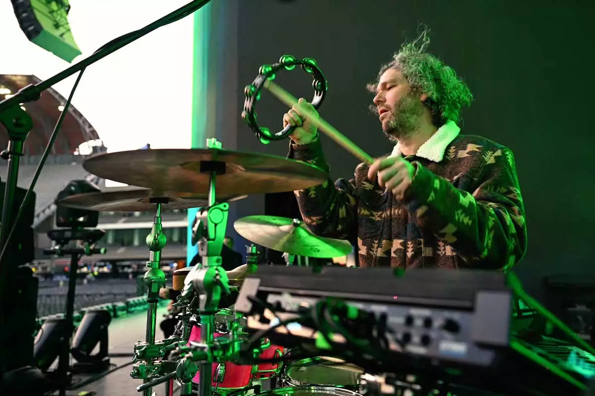 Nuevo disco de Zoe o solista Leon Larregui prende el internet con un misterioso anuncio en X 2