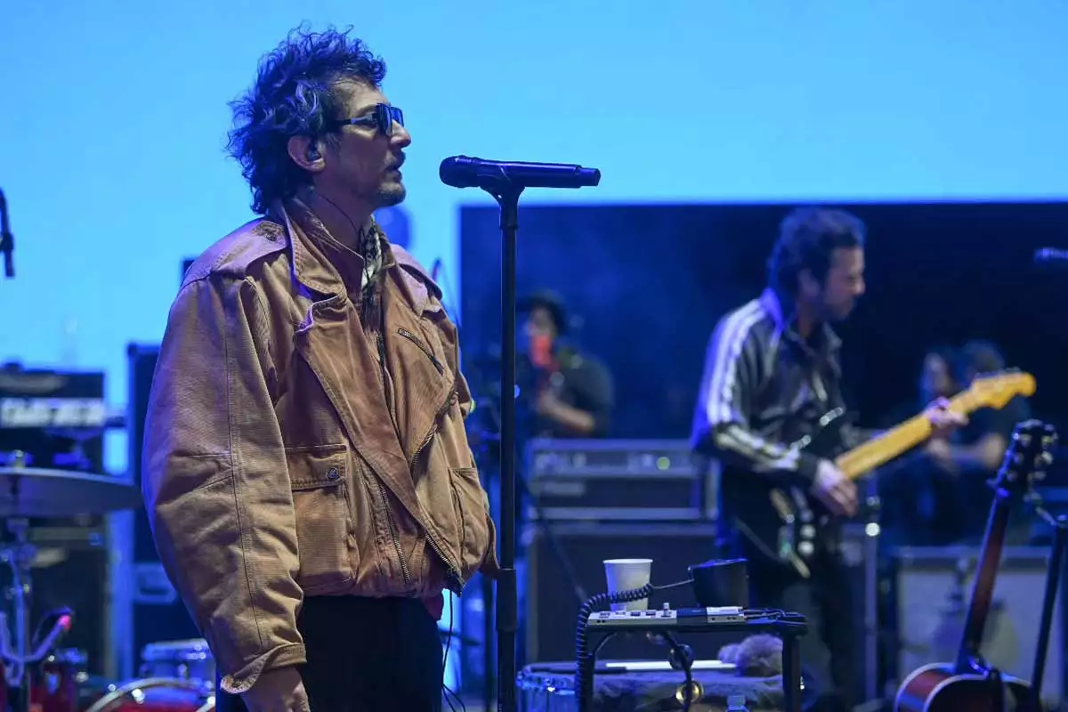 Nuevo disco de Zoe o solista Leon Larregui prende el internet con un misterioso anuncio en X