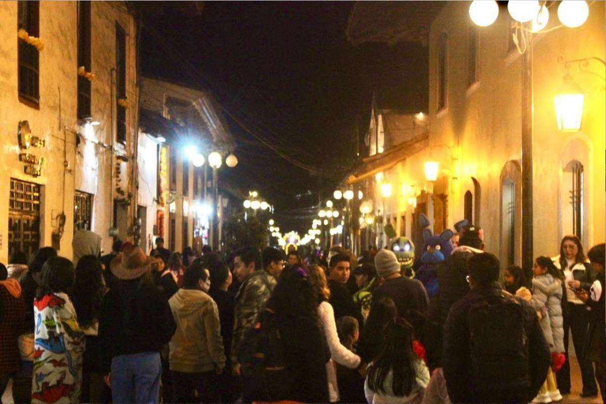 Pintacaritas, pasarela de catrinas, música y calles inundadas de niños… esto fue lo que se vivió en Zacatlán