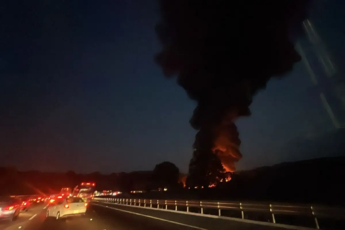 Se incendia pipa cargada con 15 mil litros de combustible en la México-Puebla