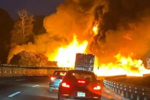 Se incendia pipa cargada con 15 mil litros de combustible en la México-Puebla