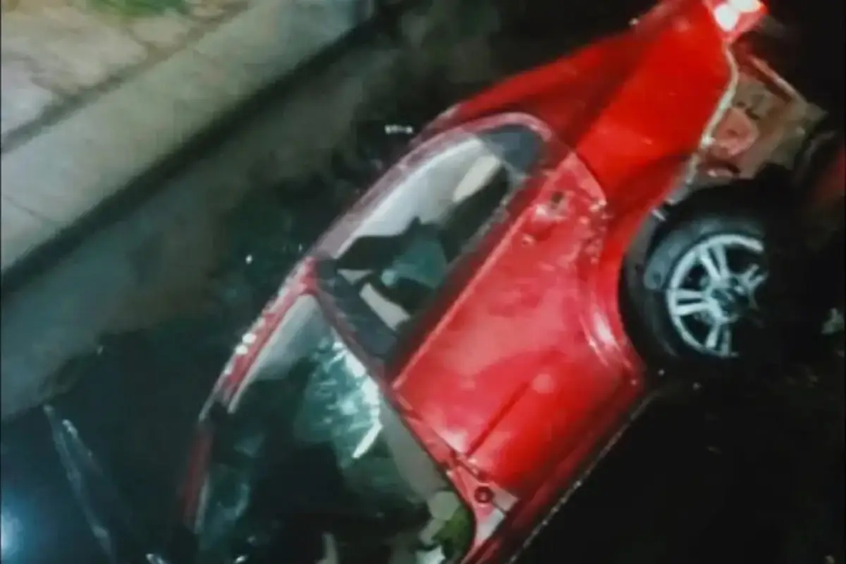 Vuelca auto en canal de aguas negras en Hidalgo y mueren madre e hija