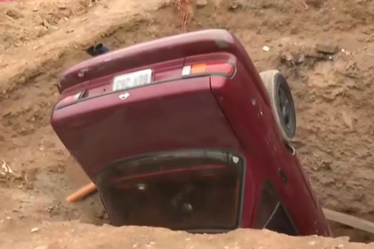 Vuelca auto en canal de aguas negras en Hidalgo y mueren madre e hija