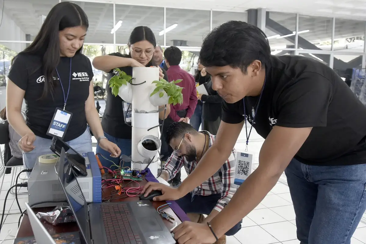 Exponen estudiantes BUAP, miembros de la IEEE, proyectos de ciencia y tecnología