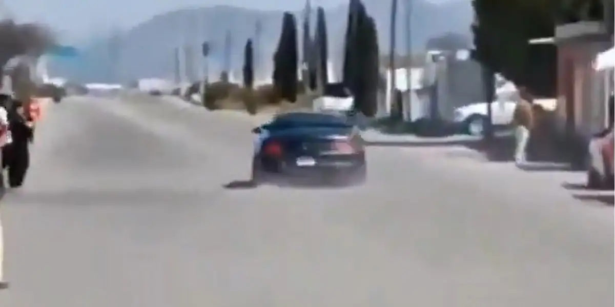 Arrancones en la Tepeyahualco–Oriental terminan con coche dentro de una casa