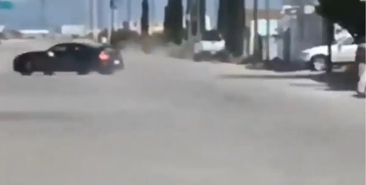 Arrancones en la Tepeyahualco–Oriental terminan con coche dentro de una casa