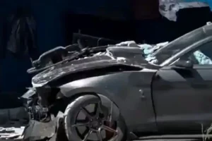 Arrancones en la Tepeyahualco–Oriental terminan con coche dentro de una casa