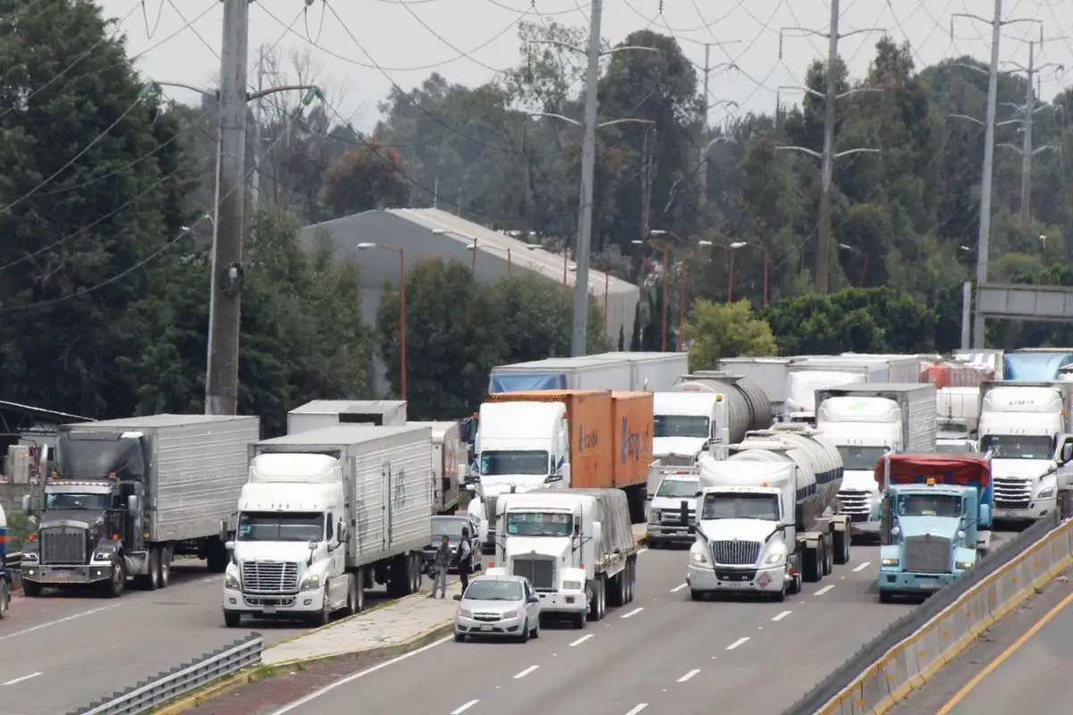 Asaltan autobús de pasajeros en bloqueo de carreteras
