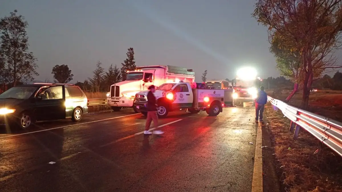 Autobús de pasajeros volcó en Michoacán y hay siete muertos