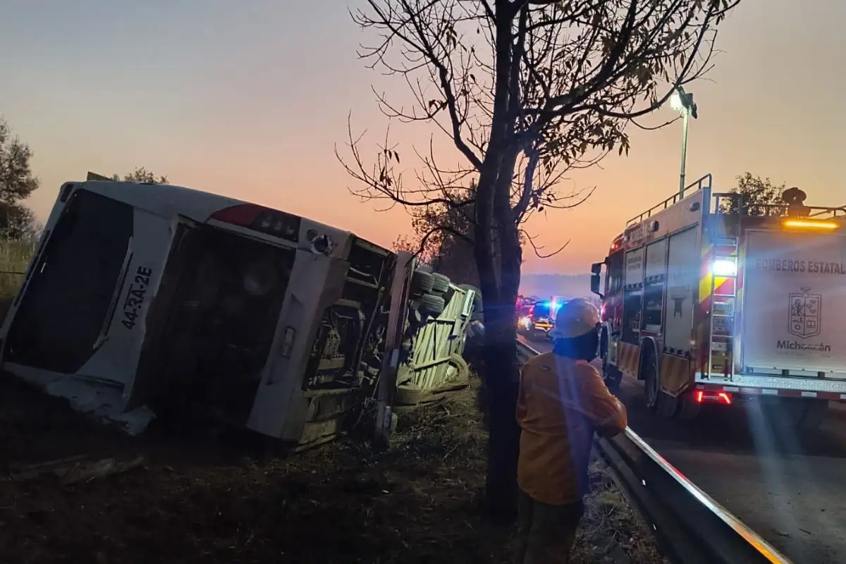 Autobús de pasajeros volcó en Michoacán y hay siete muertos