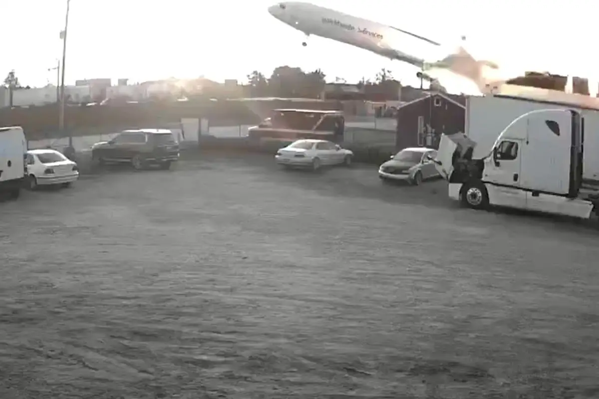 (VIDEOS) Avión de UPS se estrella en aeropuerto de Louisville y deja al menos 9 muertos 2 avión de UPS se estrelló