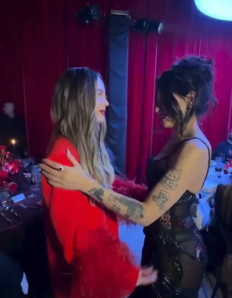 Captan a Belinda y Cazzu juntas en el GQ MOTY 2025