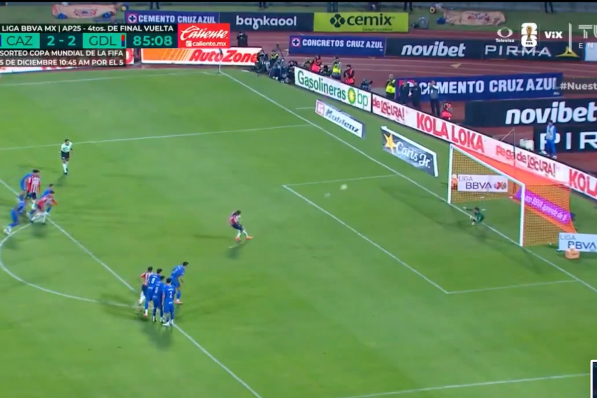 
Chicharito Hernández falla penal ante Cruz Azul y redes sociales lo revientan 
