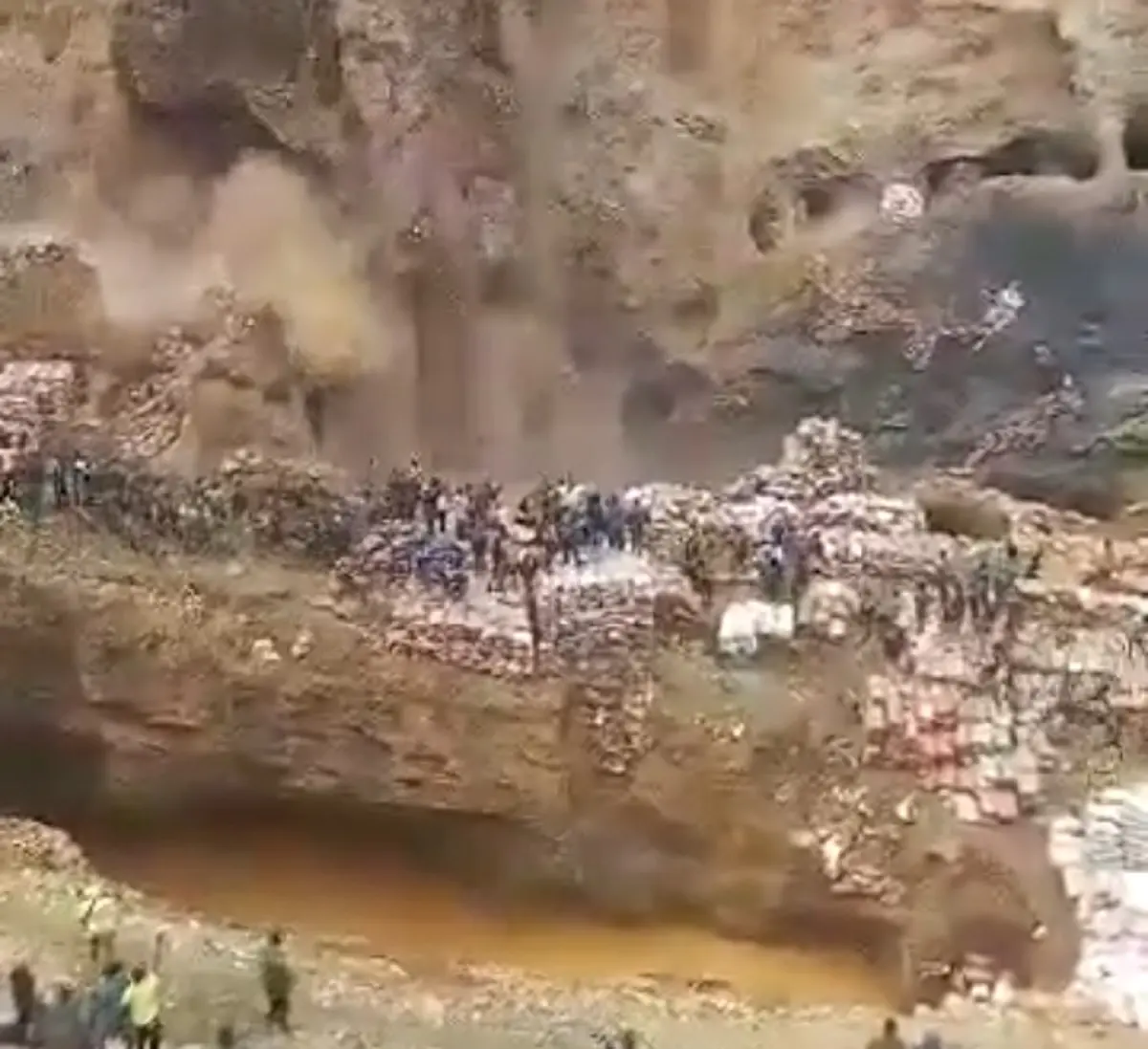  Impactante deslizamiento de tierra en el Congo deja más de 40 mineros ilegales muertos