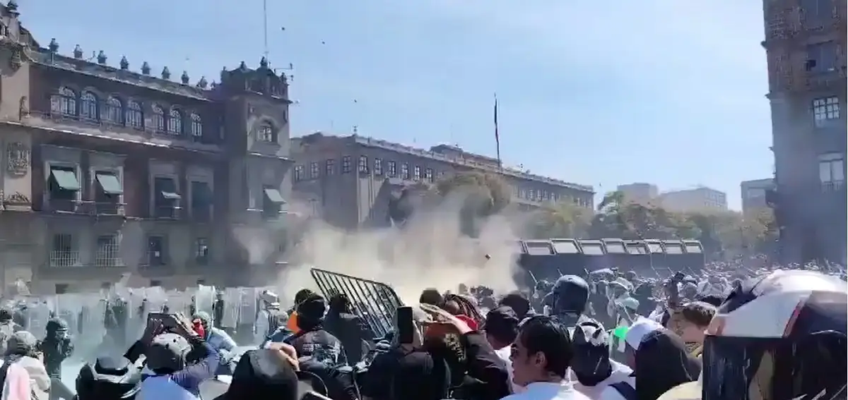 Derribaron vallas del Palacio Nacional en marcha de generación Z