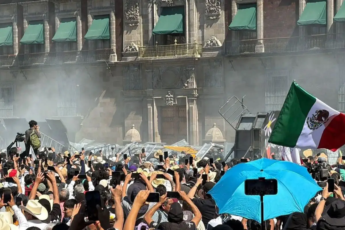 (VIDEOS) Manifestantes derriban vallas del Palacio Nacional en marcha de la generación Z 10 Derribaron vallas del Palacio Nacional en marcha de generación Z