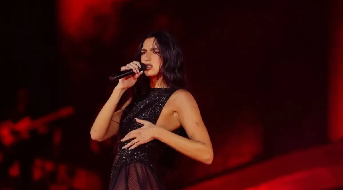 Dua Lipa canta Antología en Colombia y Shakira reacciona así