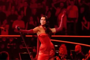 Dua Lipa canta Antología en Colombia y Shakira reacciona así