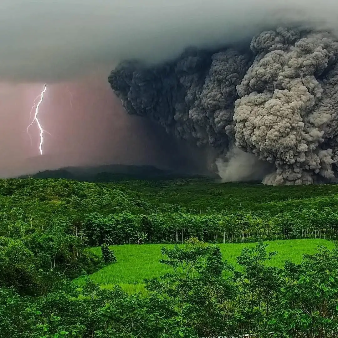 (VIDEOS) Así se vio la imponente erupción del volcán Semeru