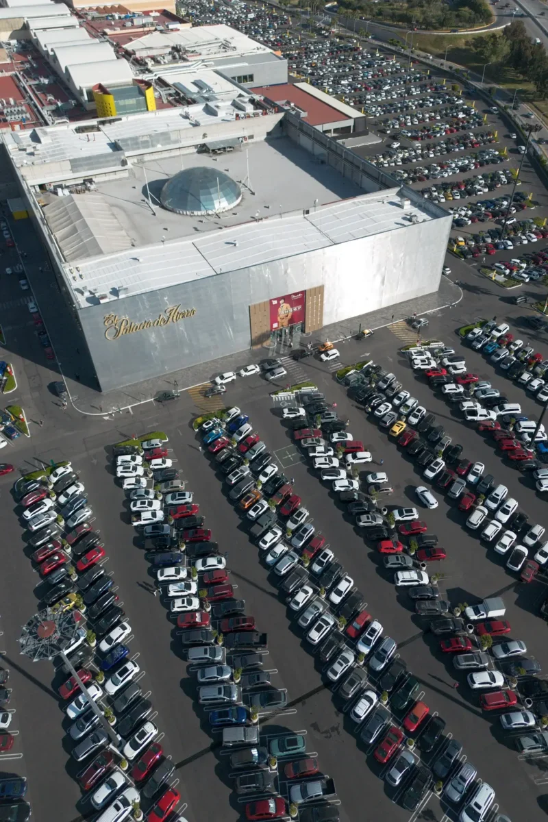 Estacionamiento de Angelópolis colapsa en el Buen Fin