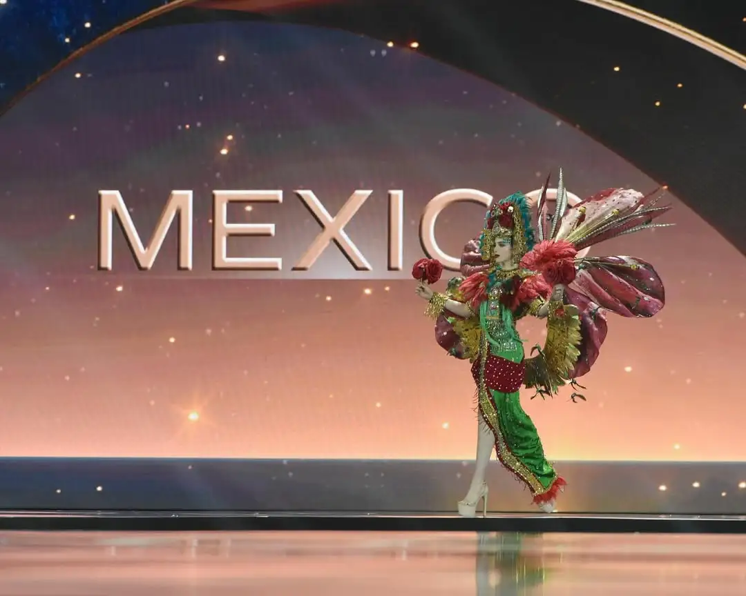 Desfiló Fátima Bosch en la gala de traje típico en Miss Universo 2025